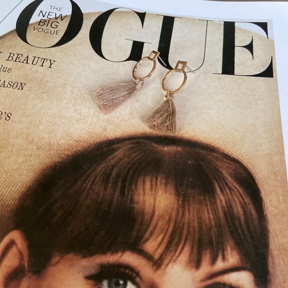 Tassle stud earrings - Picture 3 of 4